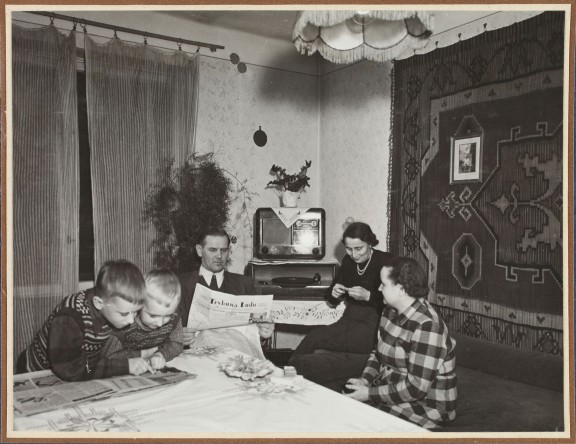 Wnętrze mieszkalnia na osiedlu w Nowej Hucie, lata 50. XX w., aut. fot. nieznany, wł. MHK (źródło: materiały prasowe organizatora)