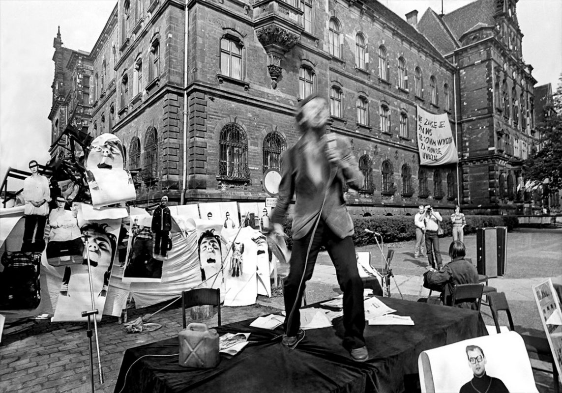 Witold Liszkowski, Akcja uliczna „Współczesność”, przed Muzeum narodowym we Wrocławiu, 1981 (źródło: materiały prasowe organizatora)