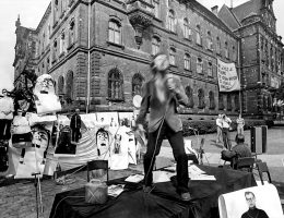 Witold Liszkowski, Akcja uliczna „Współczesność”, przed Muzeum narodowym we Wrocławiu, 1981 (źródło: materiały prasowe organizatora)