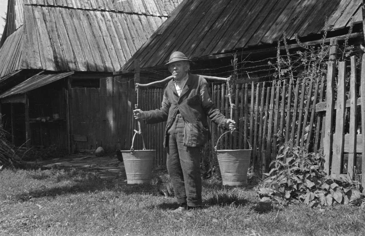 Ingeborg Sydow, Mieszkaniec Witowa z nosidłami. Lato 1942. Archiwum UJ (źródło: materiały prasowe organizatora)