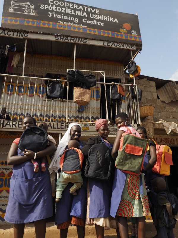 Cooperative Spółdzielnia Ushirika w Mathare, Nairobi, Kenii. Od lewej Philo, Diana, Margret, Maurenne, Nancy, 2017. Fot. Alicja Wysocka (źródło: materiały prasowe organizatora)