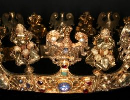 Korona kobieca z orłami Początek XIV w. Paryż (?), Włochy(?) Złoto, kamienie szlachetne, perły, emalia (Źródło: materiały prasowe organizatora)