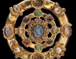 Zapona ceremonialna, I połowa XIII w., Włochy, złoto, kamienie szlachetne, perły, kamea z chalcedonu (źródło: materiały prasowe organizatora)
