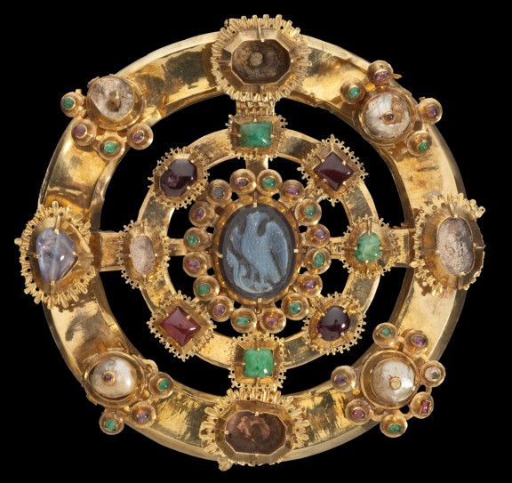 Zapona ceremonialna, I połowa XIII w., Włochy, złoto, kamienie szlachetne, perły, kamea z chalcedonu (źródło: materiały prasowe organizatora)