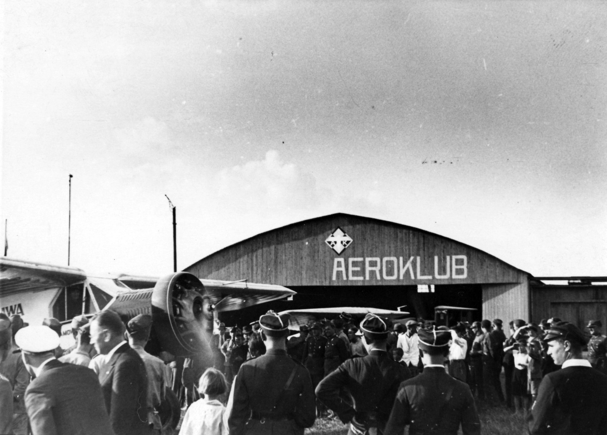 Powitanie wsławionych przelotem nad Atlantykiem braci Bolesława i Józefa Adamowiczów; widoczny samolot Bellanca J-300 Special „City of Warsaw”, fot. J. Voigt, 12 września 1934 r. (źródło: materiały prasowe organizatora)