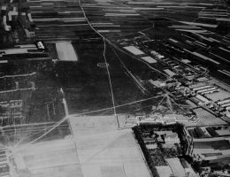 Widok ogólny na lotnisko w Rakowicach wraz z zespołami koszarowymi i kompleksem o.o. Pijarów; zdjęcie lotnicze, ok. 1919/1920 r. (źródło: materiały prasowe organizatora)