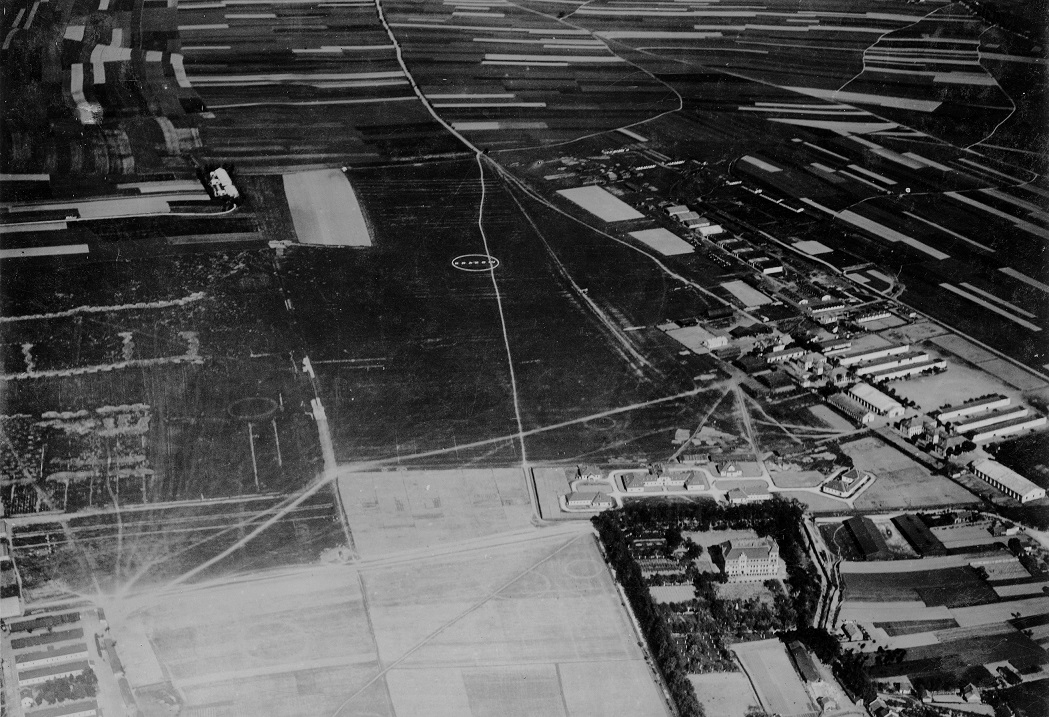 Widok ogólny na lotnisko w Rakowicach wraz z zespołami koszarowymi i kompleksem o.o. Pijarów; zdjęcie lotnicze, ok. 1919/1920 r. (źródło: materiały prasowe organizatora)