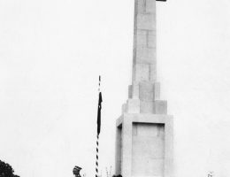 Pomnik ku czci poległych lotników odsłonięty podczas uroczystości 10-lecia 2 Pułku lotniczego, lotnisko Rakowice, fot. Agencja Fotograficzna „Światowid”, 1931 r. (źródło: materiały prasowe organizatora)