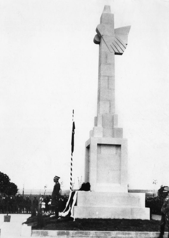 Pomnik ku czci poległych lotników odsłonięty podczas uroczystości 10-lecia 2 Pułku lotniczego, lotnisko Rakowice, fot. Agencja Fotograficzna „Światowid”, 1931 r. (źródło: materiały prasowe organizatora)