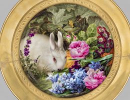 Talerz z królikiem wśród kwiatów, Wiedeń, Cesarska Manufaktura Porcelany, miniatura Josef Nigg, 1815, MNW, fot. Piotr Ligier (źródło: materiały prasowe MNW)