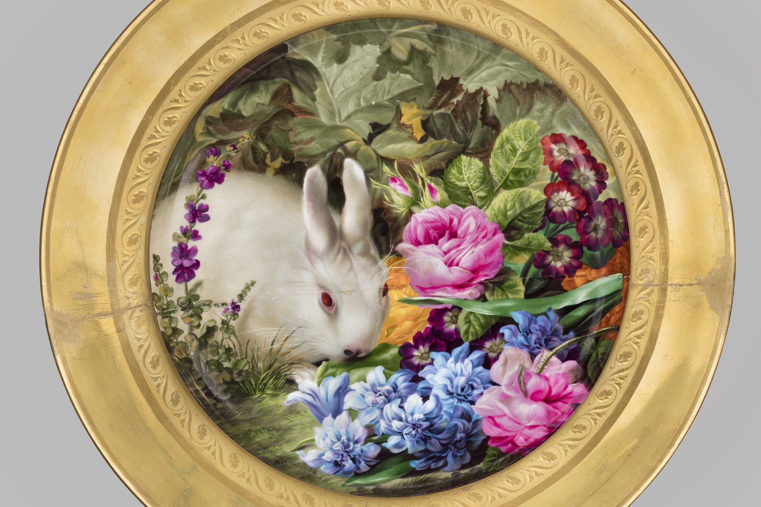 Talerz z królikiem wśród kwiatów, Wiedeń, Cesarska Manufaktura Porcelany, miniatura Josef Nigg, 1815, MNW, fot. Piotr Ligier (źródło: materiały prasowe MNW)