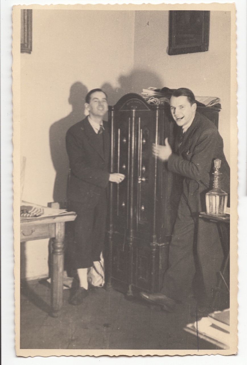 Stanisław Dobrowolski i Andrzej Morbitzer w biurze firmy handlowej przy ul. Jagiellońskiej 11, ok. 1941-1944, wł. prywatna (źródło: materiały prasowe organizatora)