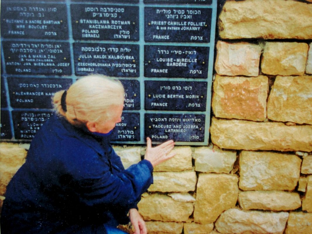 Nina Ecker w Ogrodzie Sprawiedliwych Instytutu Yad Vashem, fot. współczesna, wł. prywatna (źródło: materiały prasowe organizatora)