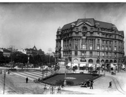 Plac Mariacki. Pierwszy „wieżowiec” Jonasza Sprechera wybudowany według projektu Ferdynanda Kasslera w latach 1912–1921, początek lat 30. XX wieku, fotografia ze zbiorów Aleksandra Korobowa (źródło: materiały prasowe organizatora)