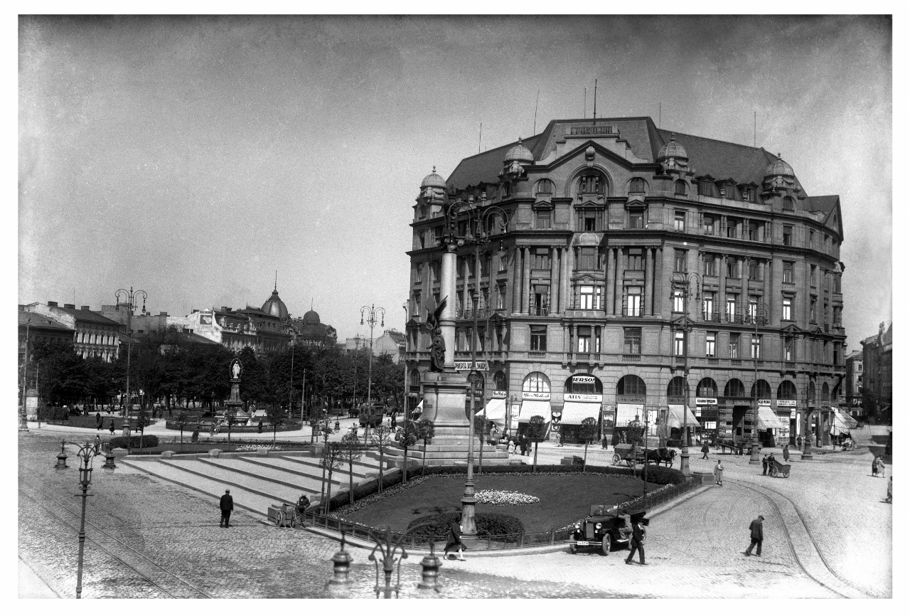 Plac Mariacki. Pierwszy „wieżowiec” Jonasza Sprechera wybudowany według projektu Ferdynanda Kasslera w latach 1912–1921, początek lat 30. XX wieku, fotografia ze zbiorów Aleksandra Korobowa (źródło: materiały prasowe organizatora)