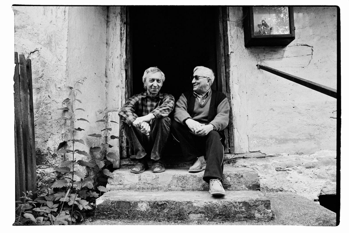 Tadeusz Różewicz i Jerzy Olek na progu jego domu w Starym Gierałtowie, fot. z archiwum J. Olka (źródło: materiały prasowe organizatora)