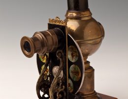 Latarnia magiczna (latarnia czarnoksięska), model „Climax”, wytwórnia „Ernst Plank” z Norymbergi, ok. 1895, latarnia metalowa, obiektyw szklany, kominek, Muzeum Narodowe we Wrocławiu (źródło: materiały prasowe organizatora)