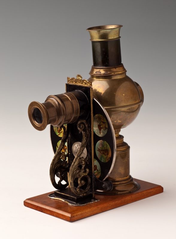 Latarnia magiczna (latarnia czarnoksięska), model „Climax”, wytwórnia „Ernst Plank” z Norymbergi, ok. 1895, latarnia metalowa, obiektyw szklany, kominek, Muzeum Narodowe we Wrocławiu (źródło: materiały prasowe organizatora)