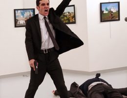 „An Assassination in Turkey” – Zdjęcie Roku 2016, World Press Photo 2017 (źródło: materiały prasowe)