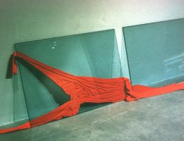 Jan Berdyszak, „Powłoka za szybą”, 1998, instalacja, Galeria Bielska, Bielsko-Biała (źródło: materiały prasowe organizatora)