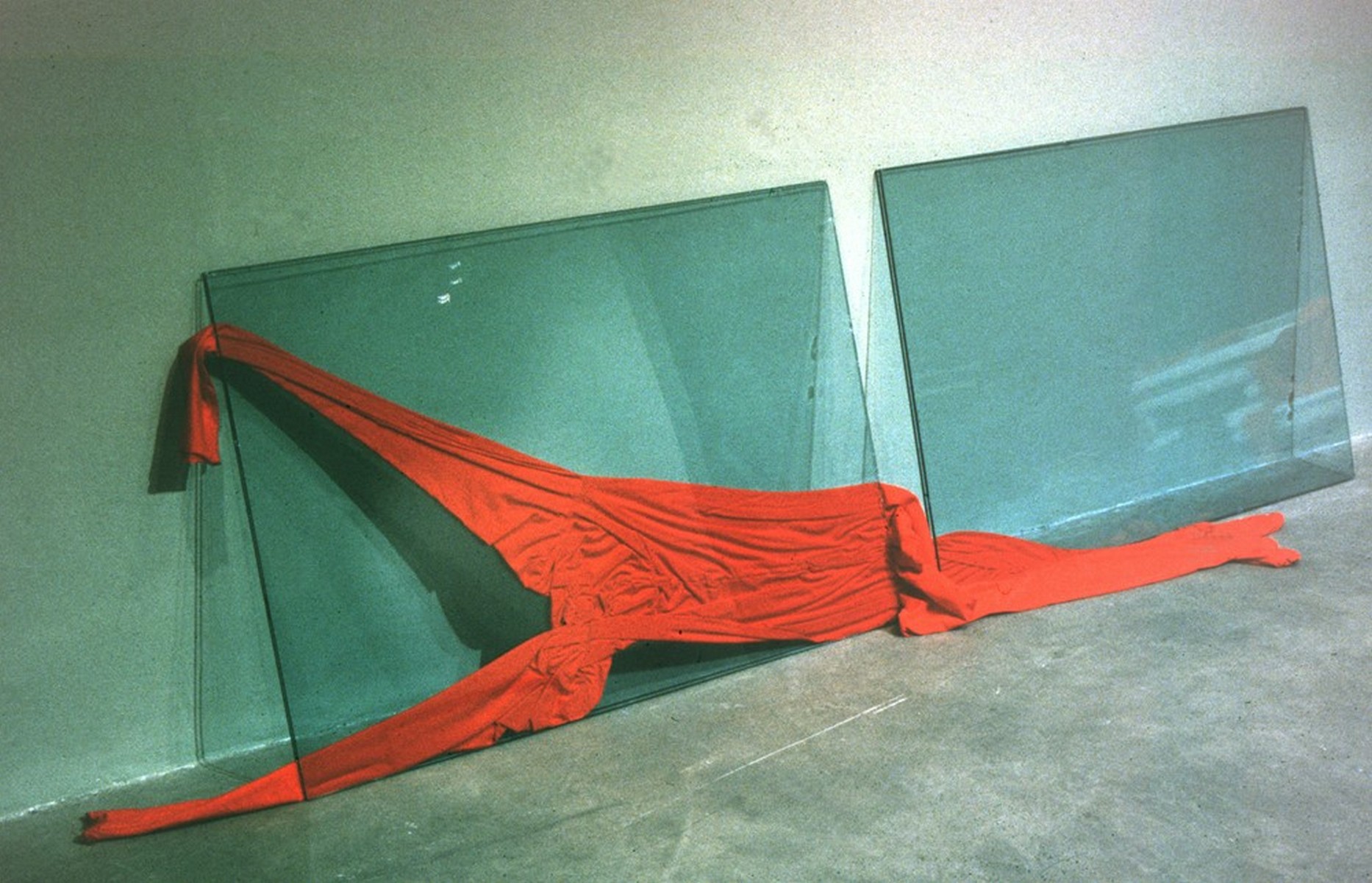 Jan Berdyszak, „Powłoka za szybą”, 1998, instalacja, Galeria Bielska, Bielsko-Biała (źródło: materiały prasowe organizatora)