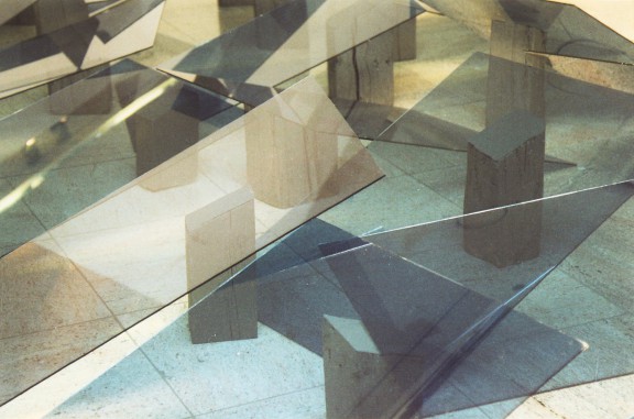 Jan Berdyszak, „Apres passe-par-tout”, 2004, instalacja anamorficzna, szyby błękitne, polichromowana klocki (źródło: materiały prasowe organizatora)