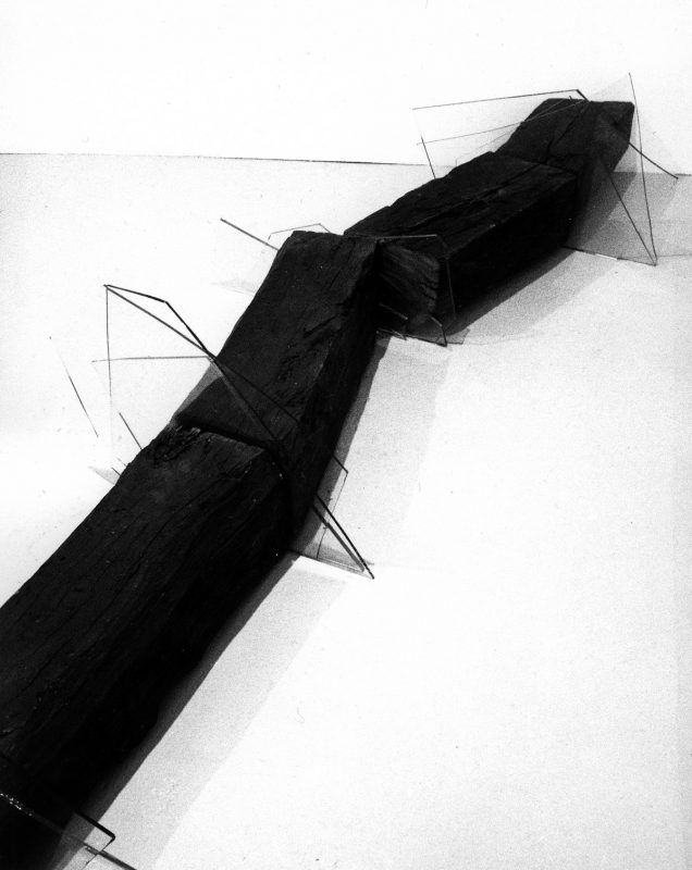 Jan Berdyszak, „Belka”, 1993, instalacja, belka, szkło, Galeria l'Ollave, Lyon (źródło: materiały prasowe organizatora)