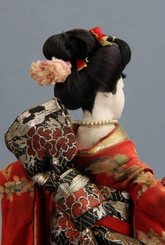Lalka ishō ningyō. Maiko, geisha praktykantka, z fantazyjnie zawiązanym obi. Koniec XIX w. Ze zbiorów Muzeum Lalek w Pilźnie, fot. Włodzimierz Bohaczyk (źródło: materiały prasowe organizatora)