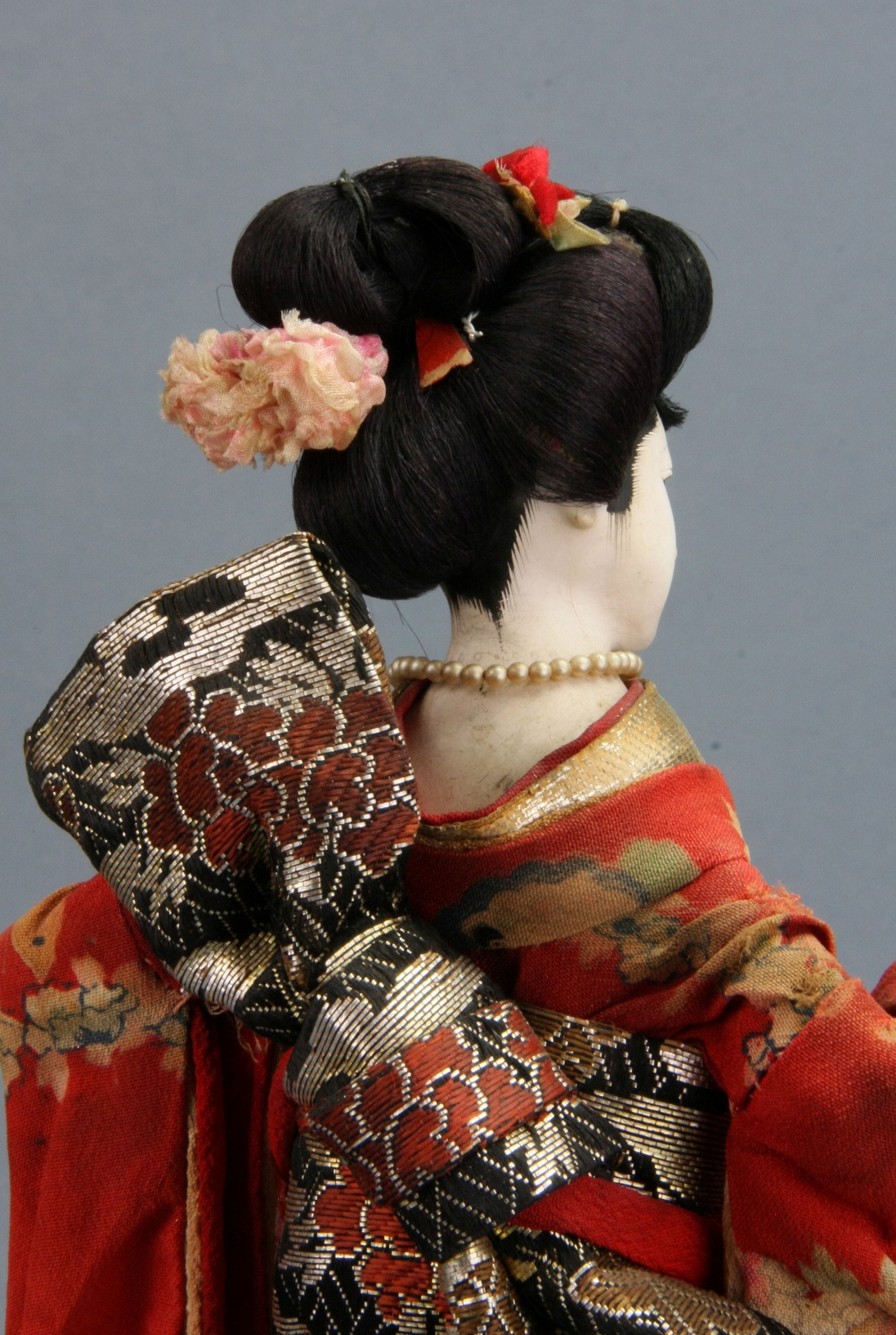 Lalka ishō ningyō. Maiko, geisha praktykantka, z fantazyjnie zawiązanym obi. Koniec XIX w. Ze zbiorów Muzeum Lalek w Pilźnie, fot. Włodzimierz Bohaczyk (źródło: materiały prasowe organizatora)