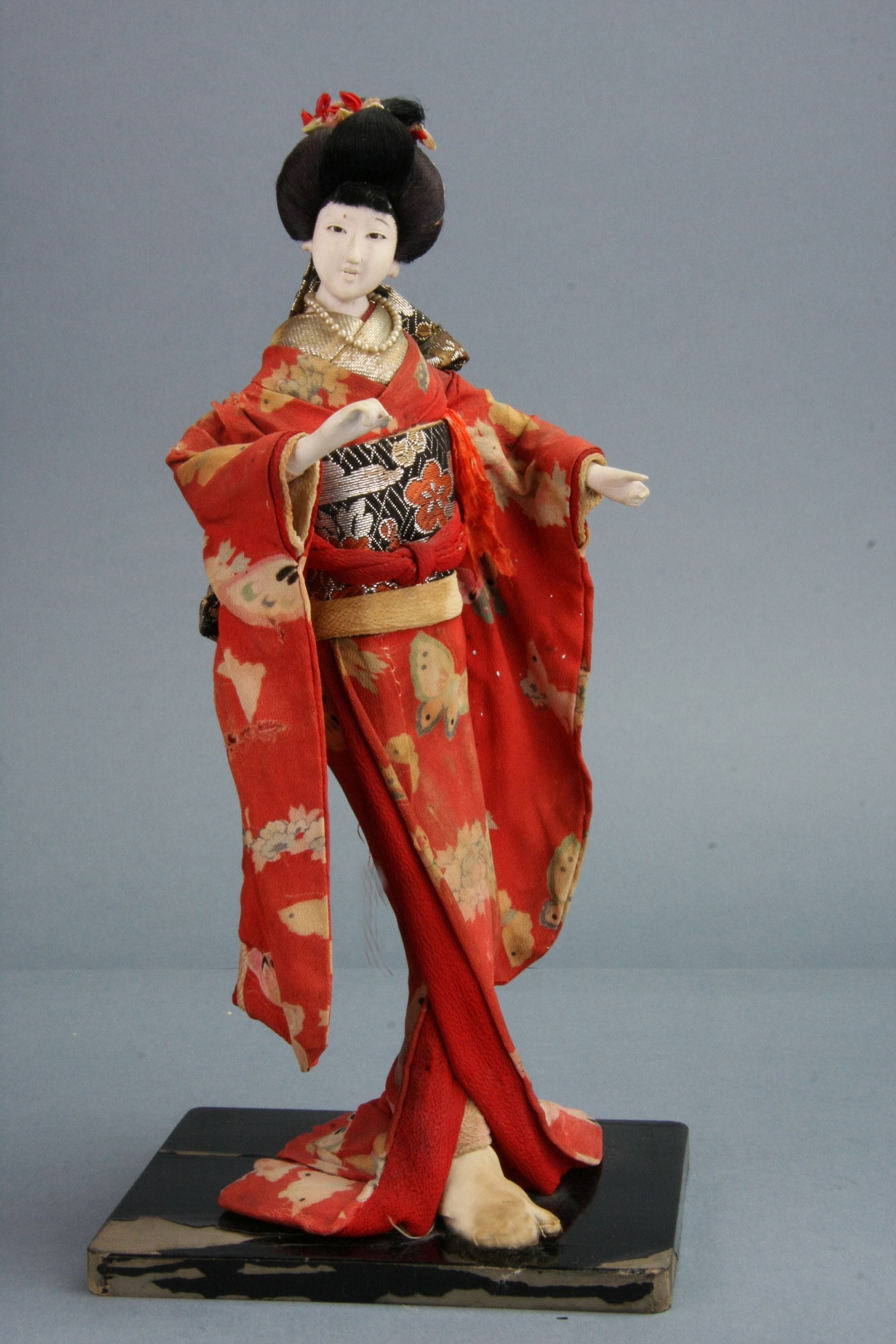 Lalka ishō ningyō. Maiko, geisha praktykantka. Koniec XIX w. Ze zbiorów Muzeum Lalek w Pilźnie, fot. Włodzimierz Bohaczyk (źródło: materiały prasowe organizatora)