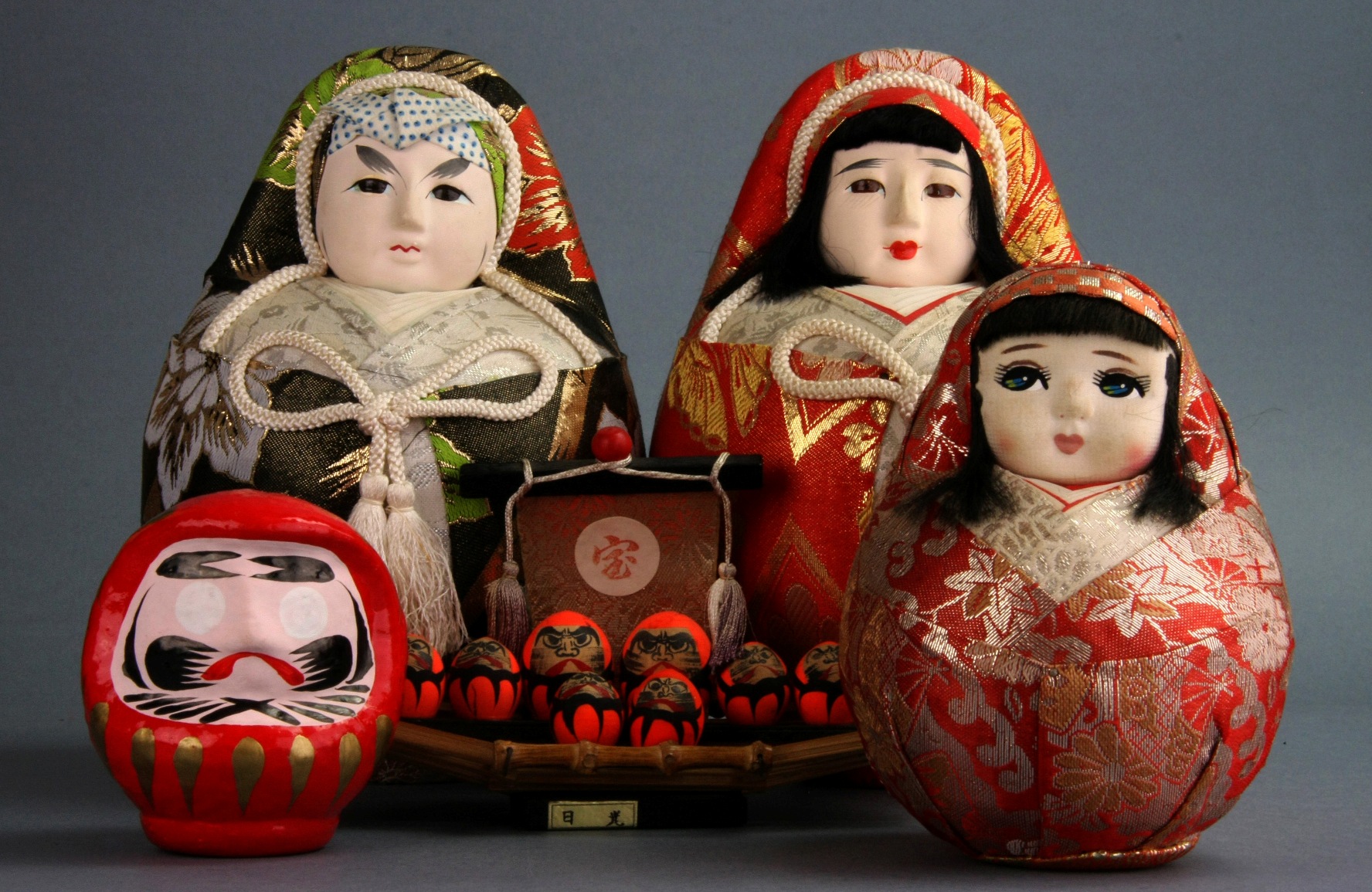 Daruma ningyō, od lewej: daruma klasyczna, w środku na łódce daruma typu kokeshi ningyō, z tyłu i po prawej daruma onna. Ze zbiorów Muzeum Lalek w Pilźnie, fot. Włodzimierz Bohaczyk (źródło: materiały prasowe organizatora)