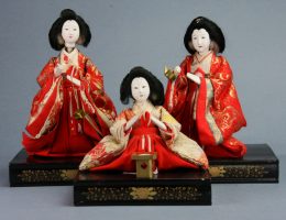 Trzy damy dworu kanjo, ze sprzętem do podgrzewania i serwowania sake. Ze zbiorów Muzeum Lalek w Pilźnie, fot. Włodzimierz Bohaczyk (źródło: materiały prasowe organizatora)