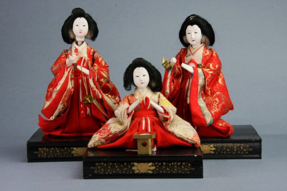 Trzy damy dworu kanjo, ze sprzętem do podgrzewania i serwowania sake. Ze zbiorów Muzeum Lalek w Pilźnie, fot. Włodzimierz Bohaczyk (źródło: materiały prasowe organizatora)