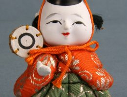 Gosho ningyō. Lalka gonin bayashi wykonana techniką kimemomi z masy toso. Ze zbiorów Muzeum Lalek w Pilźnie, fot. Włodzimierz Bohaczyk (źródło: materiały prasowe organizatora)