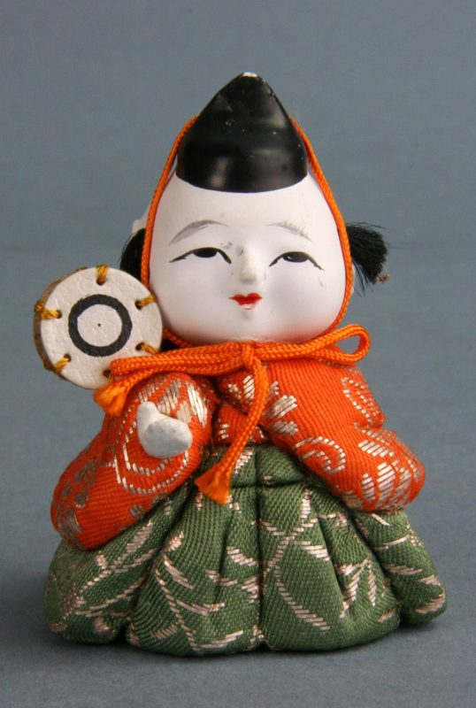 Gosho ningyō. Lalka gonin bayashi wykonana techniką kimemomi z masy toso. Ze zbiorów Muzeum Lalek w Pilźnie, fot. Włodzimierz Bohaczyk (źródło: materiały prasowe organizatora)