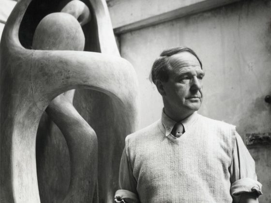 Henry Moore w swoim studiu z rzeźbą „Upright Internal/ External Form”, 1954 (źródło: materiały prasowe organizatora)