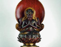 Aizenmyō-ō (Raga) siedzący na kwiecie lotosu na tle aureoli, 1. poł. XIX w. (źródło: materiały prasowe organizatora)