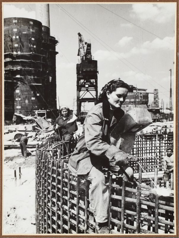 Spawaczka Zofia Kaim na pierścieniu Wielkiego Pieca Nr 1, lipiec 1953 r., aut. fot. nieznany, wł. MHK (źródło: materiały prasowe organizatora)