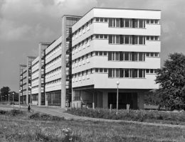 Modernistyczny hotel robotniczy w Grębałowie (os. Na Wzgórzach), proj. Tomasz Mankowski i Jan Meissner w 1968, fot. Henryk Hermanowicz, wł. MHK (źródło: materiały prasowe organizatora)