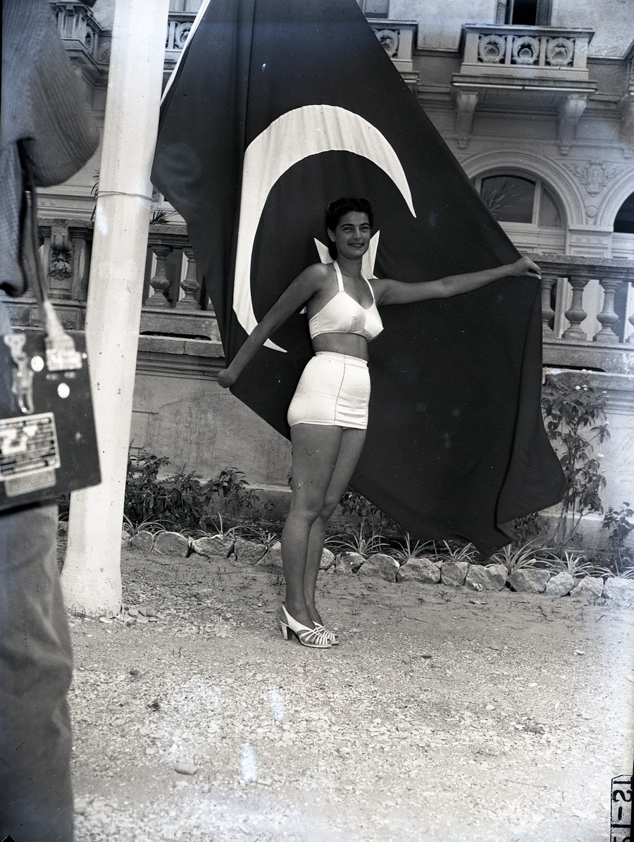 Miss Turcji Güler Arıman. Fotografia, 1950, autor nieznany, Kolekcja fotografii Suna ve İnan Kıraç Vakfı (źródło: materiały prasowe organizatora)