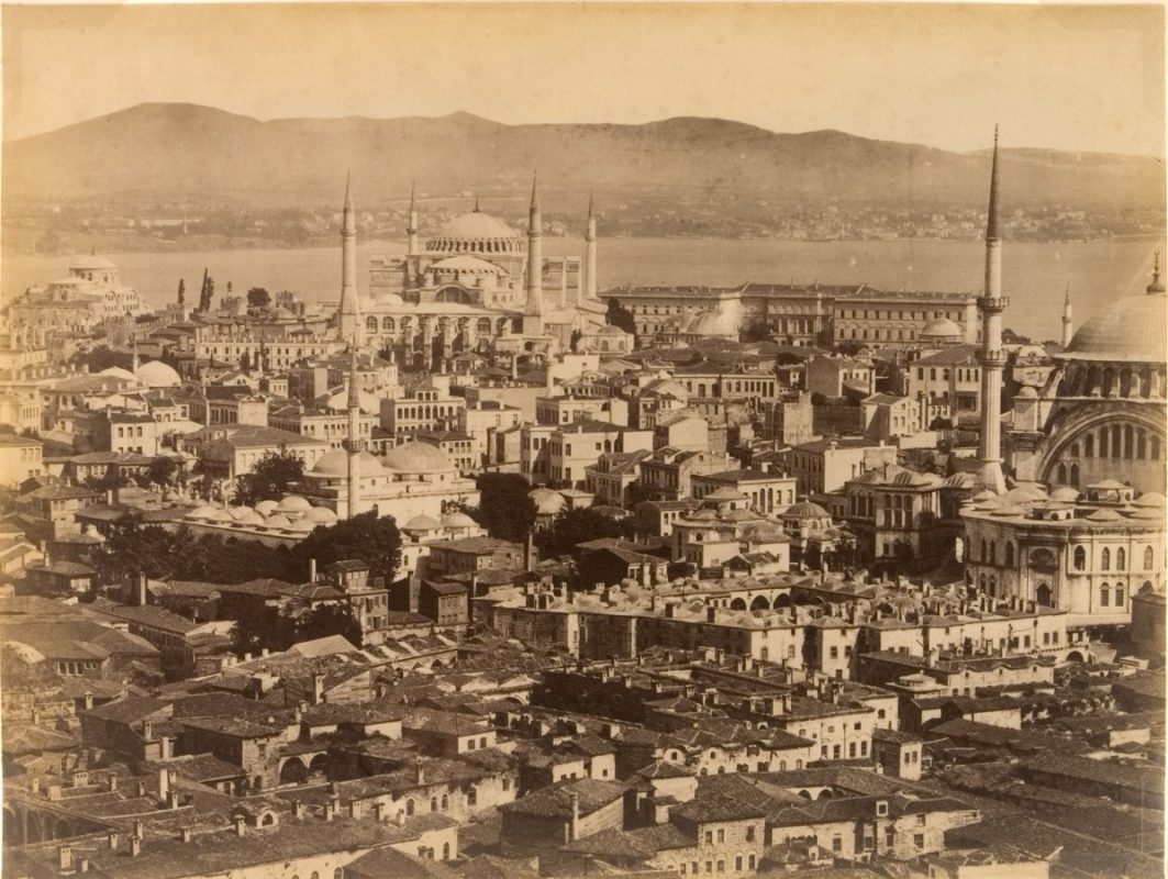 Panorama z wieży Seraskeratu. Fotografia, koniec XIX w., autor nieznany, Kolekcja fotografii Suna ve İnan Kıraç Vakfı (źródło: materiały prasowe organizatora)