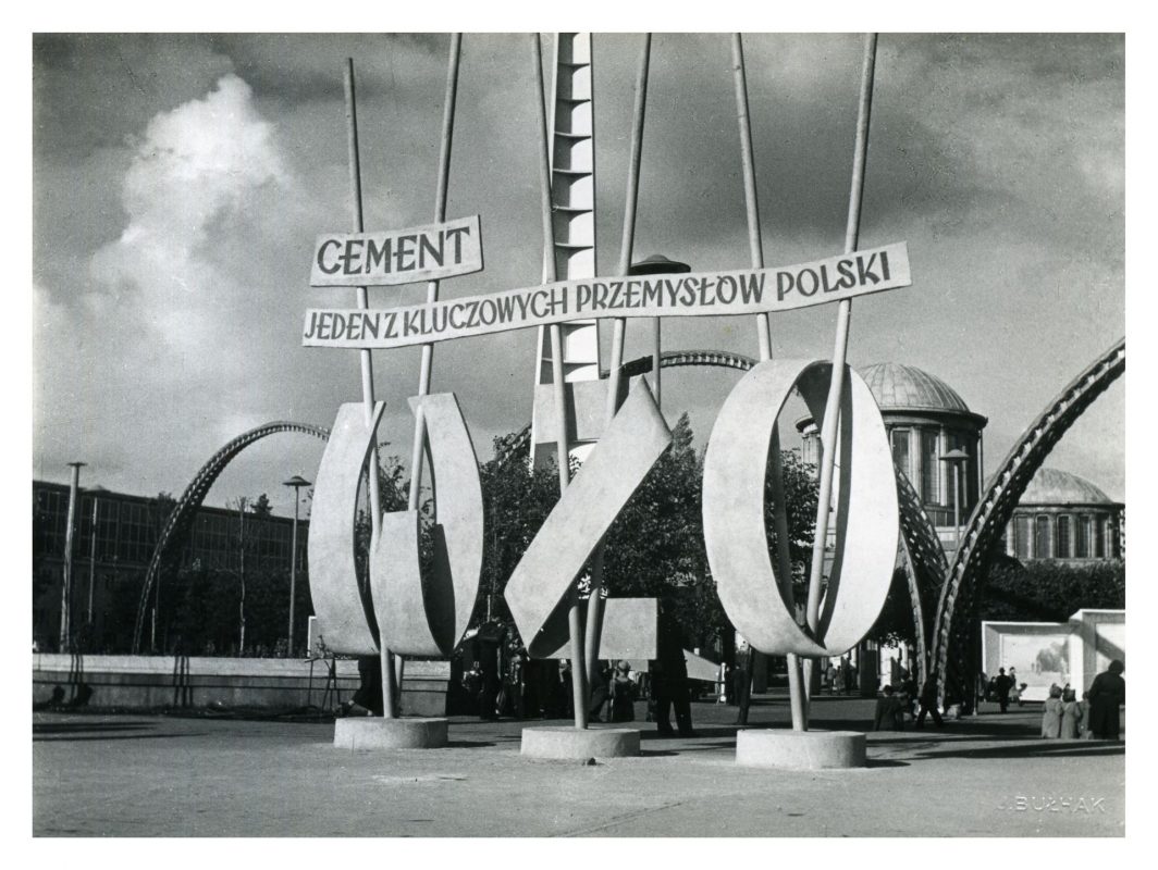 Plac przed Pawilonem Przemysłowym, fotografia Jana Bułhaka, 1948 rok, Muzeum Architektury we Wrocławiu (źródło: materiały prasowe organizatora)