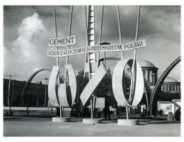 Plac przed Pawilonem Przemysłowym, fotografia Jana Bułhaka, 1948 rok, Muzeum Architektury we Wrocławiu (źródło: materiały prasowe organizatora)