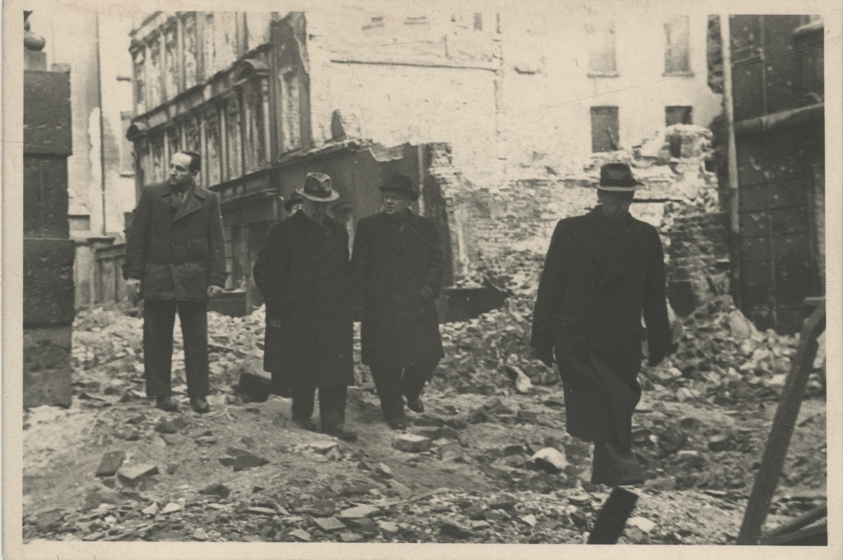 Stanisław Kulczyński na gruzach Breslau, ok. 1945, fot. archiwum ZNiO (źródło: materiały prasowe organizatora)