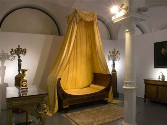 Łóżko w stylu empire, ok. 1810–1820. Śląsk(?), zbiory Muzeum Narodowego we Wrocławiu (źródło: materiały prasowe organizatora)