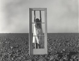 „Autoportret. Drzwi i pole”, 1964, fot. Leo Brissette (źródło: materiały prasowe organizatora)
