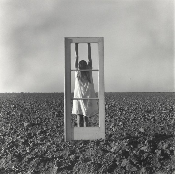 „Autoportret. Drzwi i pole”, 1964, fot. Leo Brissette (źródło: materiały prasowe organizatora)