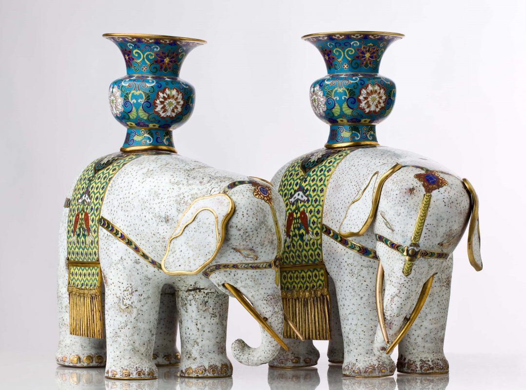„Figury słoni z wazami na grzbietach”, Chiny, Dynastia Qing (1644-1911), miedź, emalia komórkowa, brąz, złocenia (źródło: materiały prasowe organizatora)