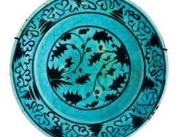 Talerz tabagh z motywem roślinnym, Azerbejdżan/Dagestan, pocz. XVII w.; ceramika kwarcowa, malatury czernią pod transparentnym szkliwem turkusowym (źródło: materiały prasowe organizatora)