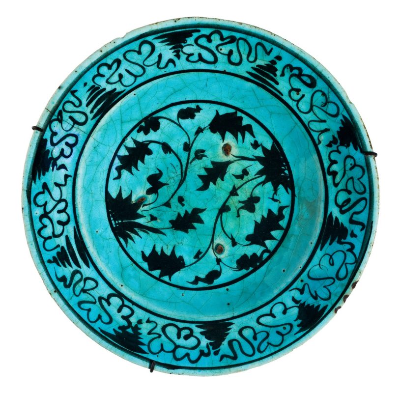Talerz tabagh z motywem roślinnym, Azerbejdżan/Dagestan, pocz. XVII w.; ceramika kwarcowa, malatury czernią pod transparentnym szkliwem turkusowym (źródło: materiały prasowe organizatora)